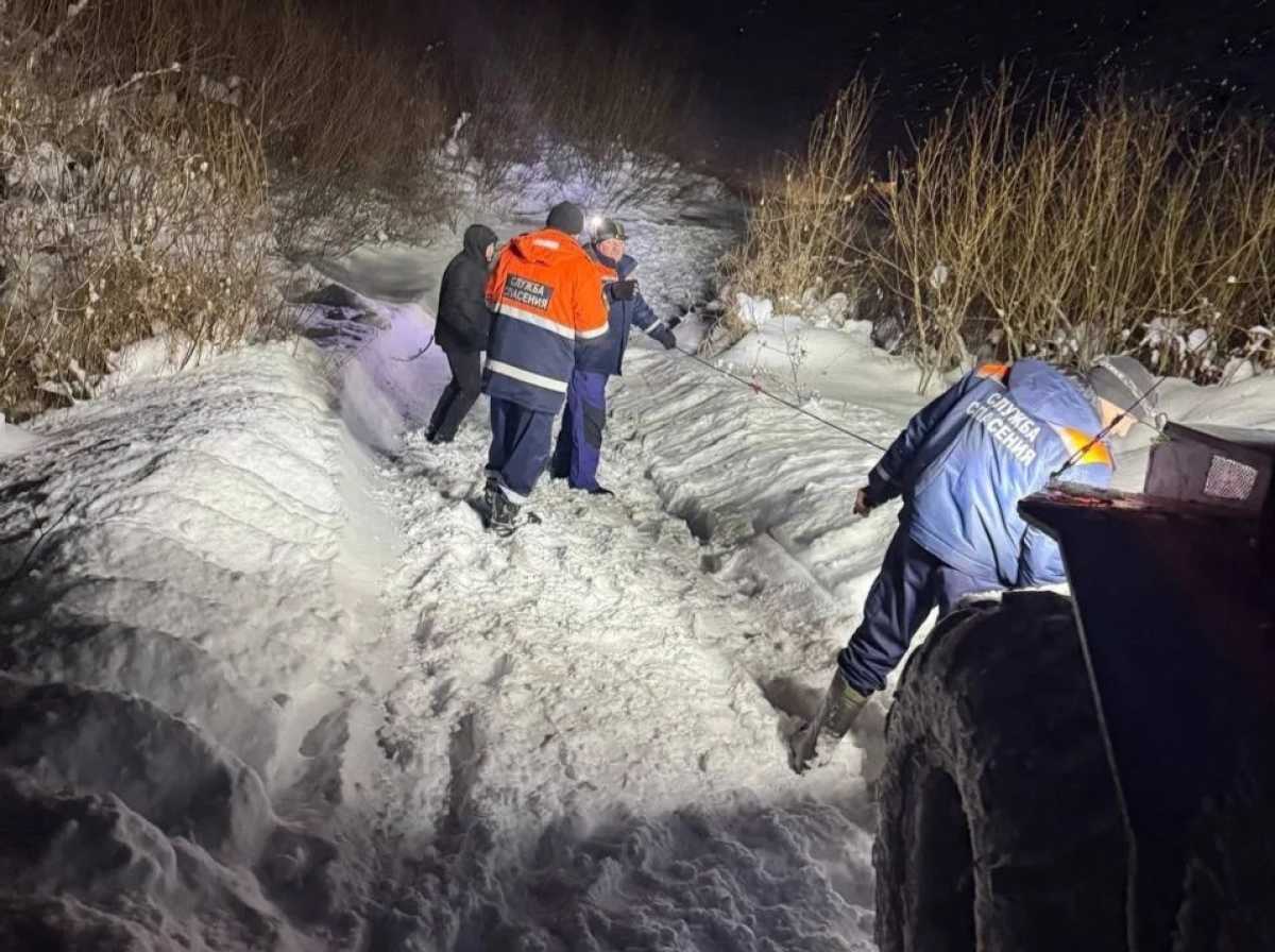 Спасатели продолжают помогать жителям области, которые столкнулись с отключением электричества