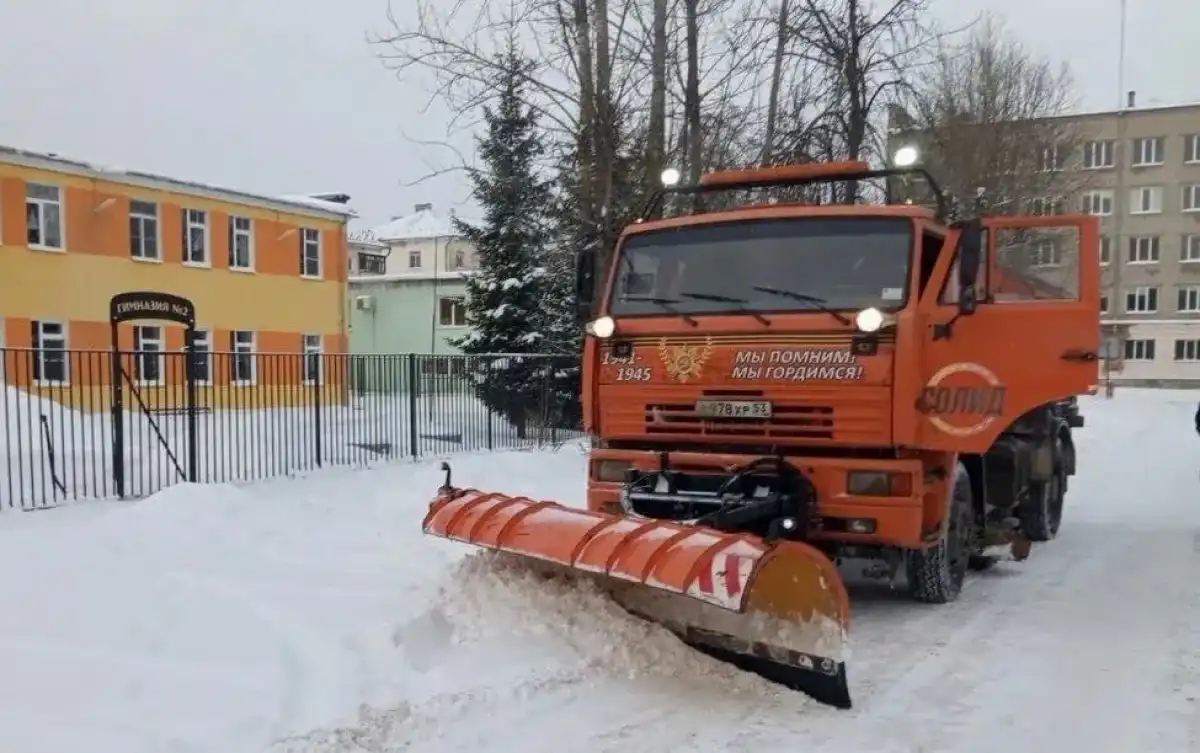 Самые масштабные работы по уборке снега у школ и детсадов провели в Западном микрорайоне.