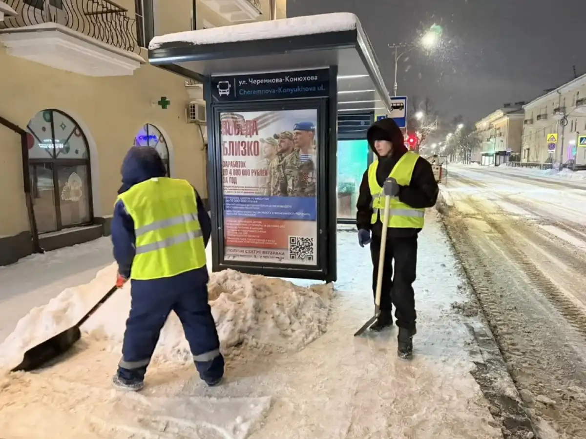 Приоритет в уборке снега отдали центральным улицам, автобусным остановкам, тротуарам и пешеходным переходам.