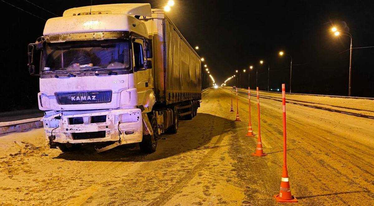 Водитель не справился с управлением «КамАЗом».