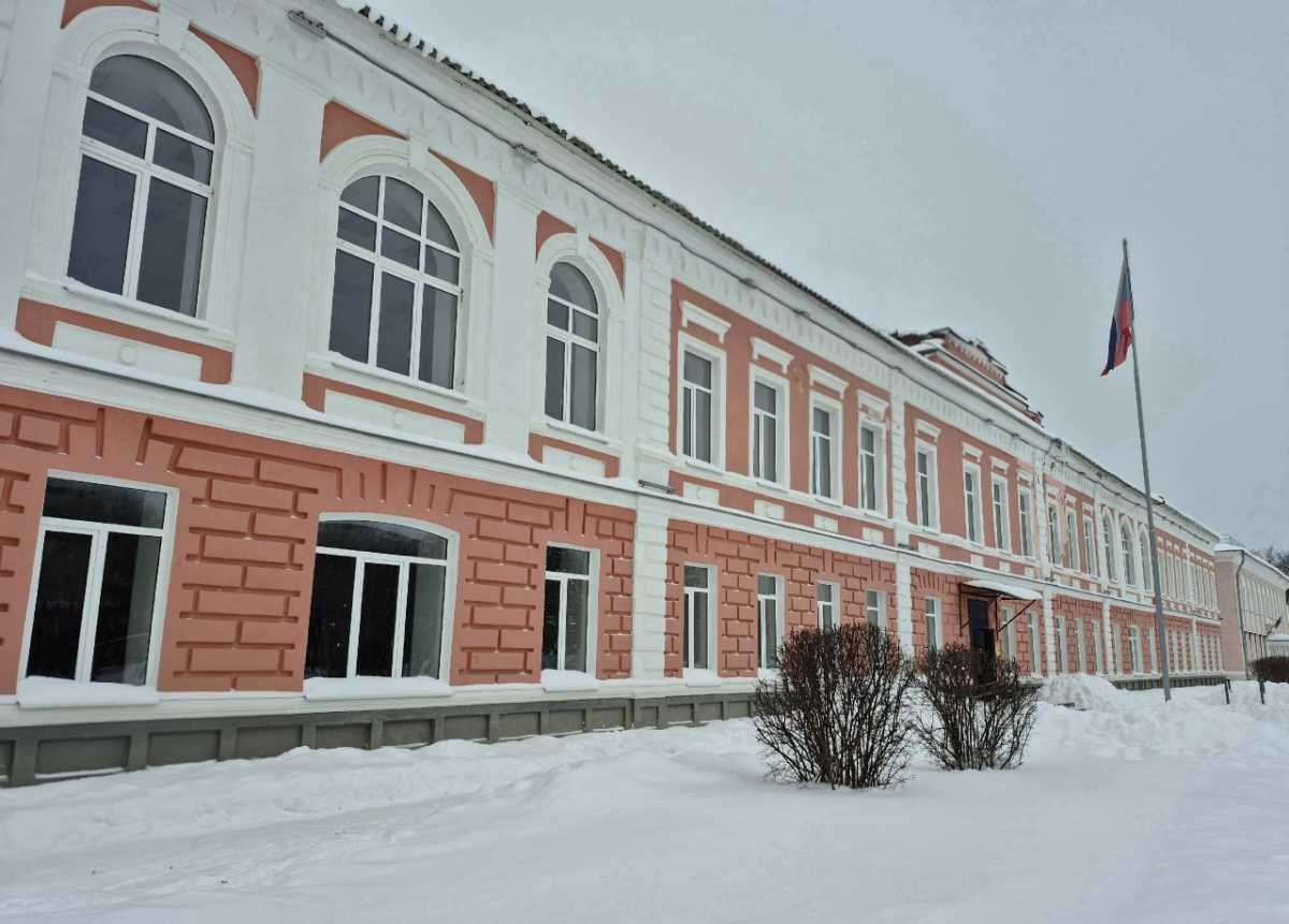 Школа №4 расположена в центре города Старая Русса.