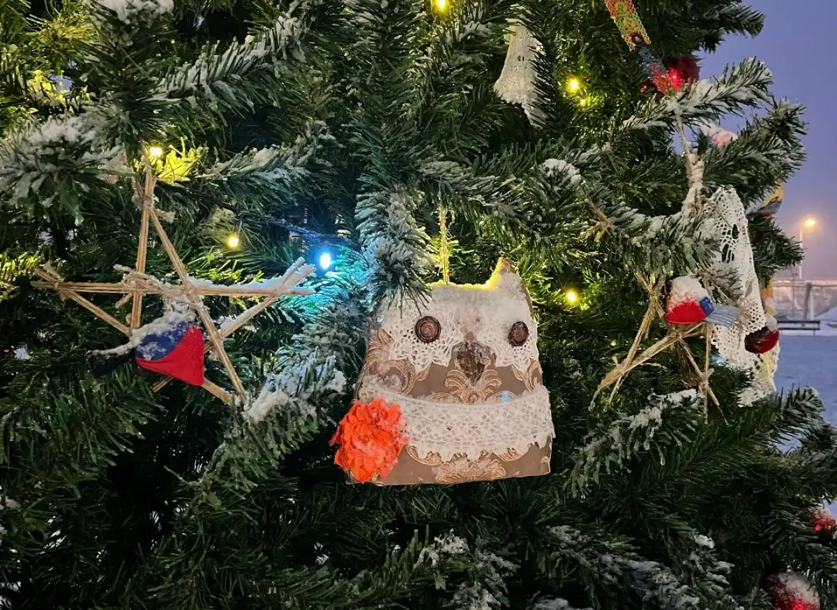 Для украшения ёлки мастера использовали разные техники: от вязания и лепки из глины до традиционного лоскутного шитья и плетения из трав.