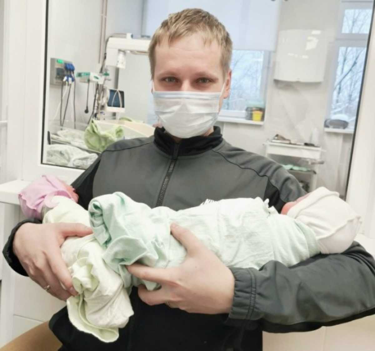 Молодой папа Никита впервые держит на руках своих дочерей.