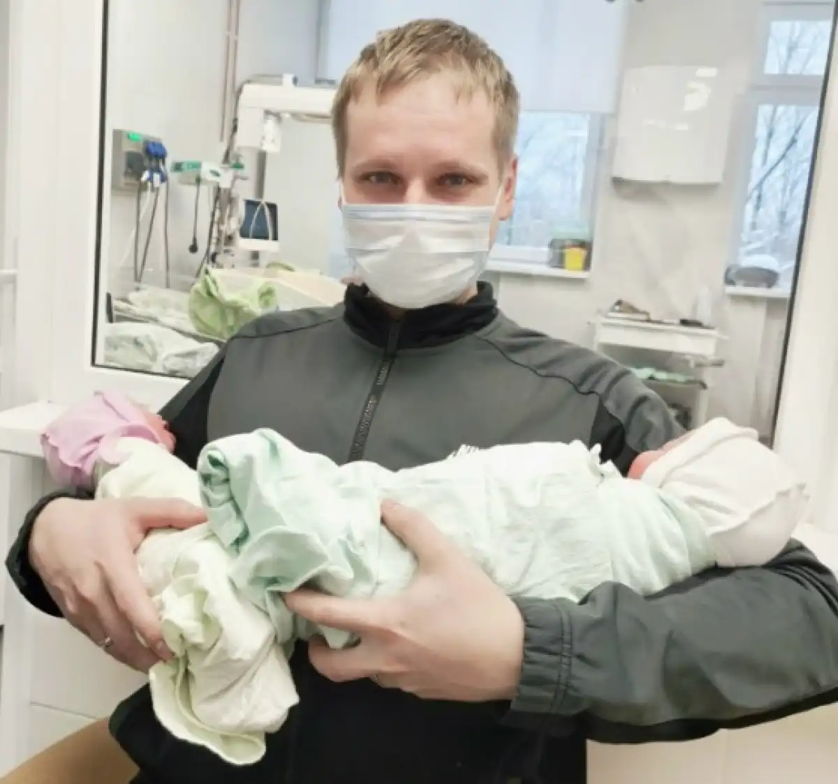 Молодой папа Никита впервые держит на руках своих дочерей.