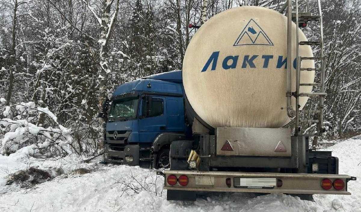 Водителя доставили в Валдайский многопрофильный медицинский центр.