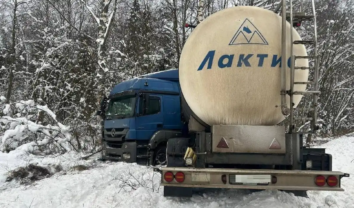 Водителя доставили в Валдайский многопрофильный медицинский центр.