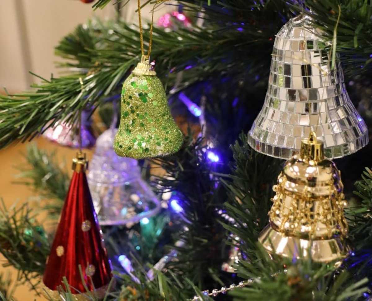 Каждый день на ёлке в Музейном колокольном центре появляются новые украшения.