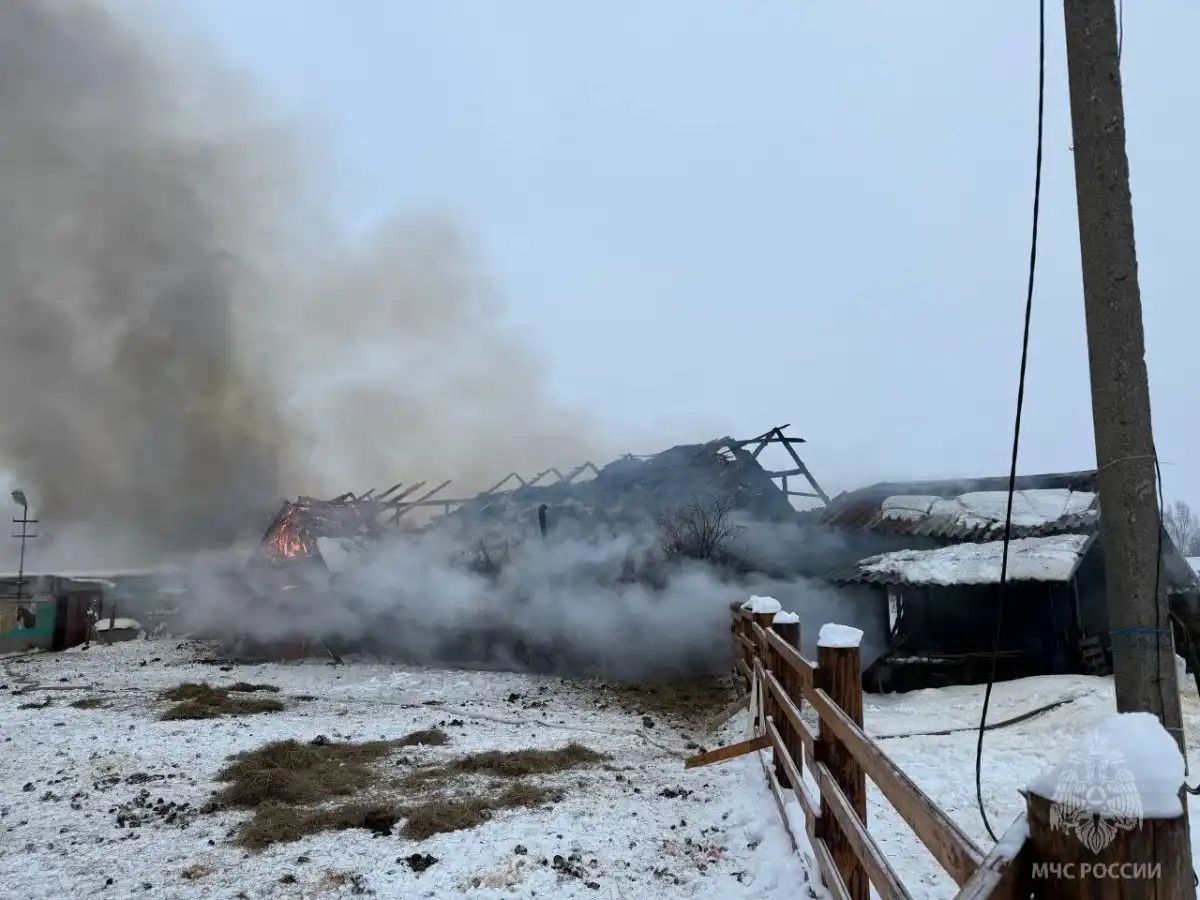 Работы на месте пожара продолжаются.