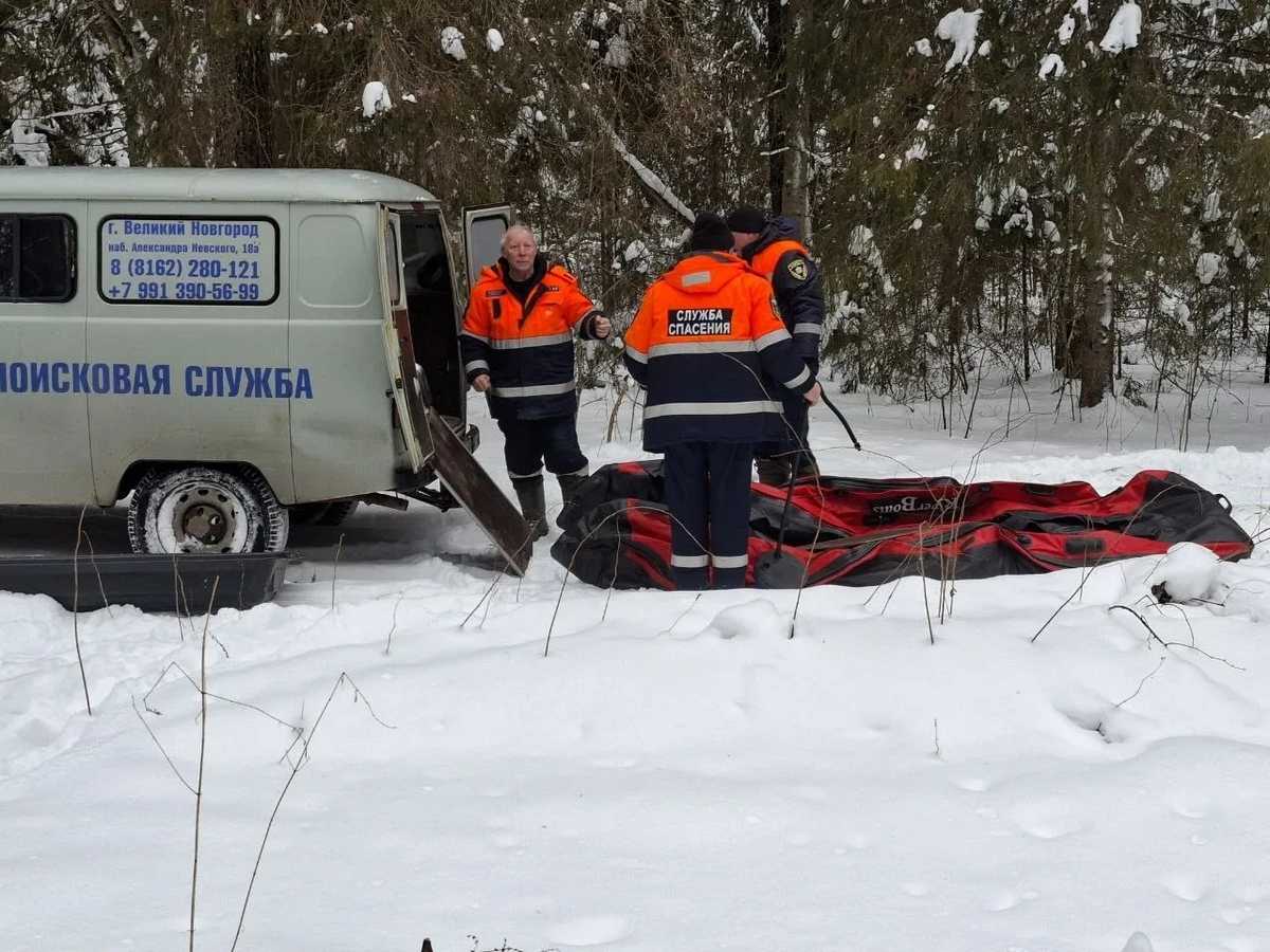 Трое водолазов обнаружили тело мужчины на дне реки.