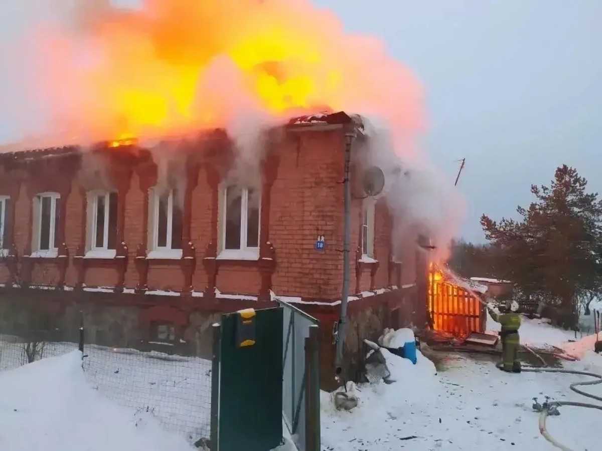 Была угроза распространения огня на соседнее здание.