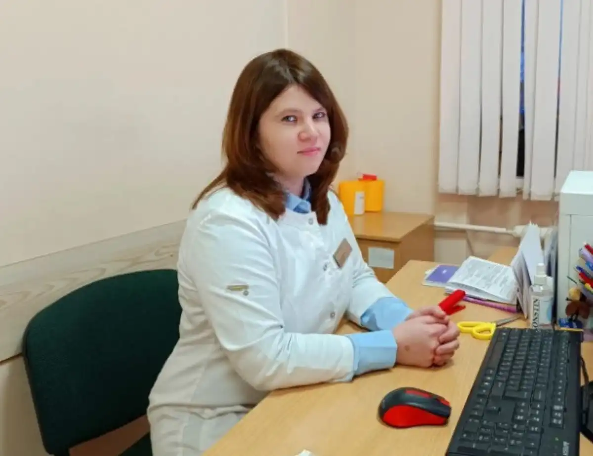 Пациенты ценят молодую медсестру за доброту и лёгкую руку.