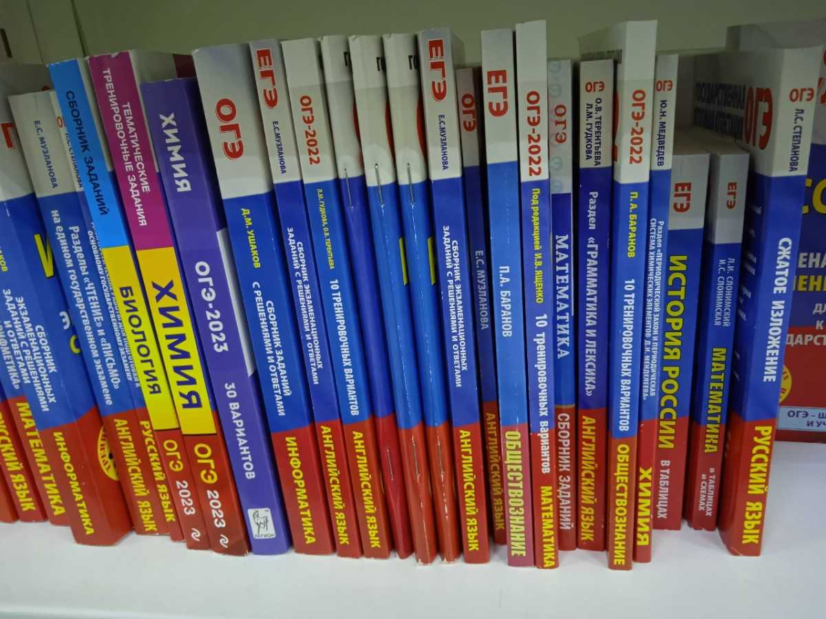 Выпускники текущего года подают заявления в своих школах, выпускники прошлых лет — в местах, определённых министерством.