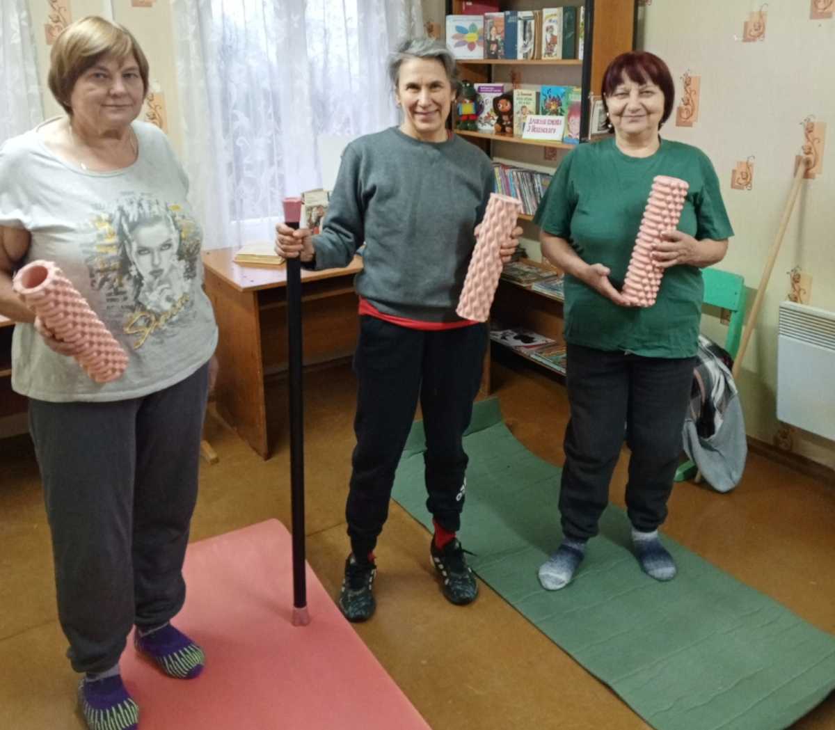 Тренировка включает: упражнения по суставной гимнастике, укреплению мышц спины, пресса и шеи, на растяжку, гибкость, самомассажу…