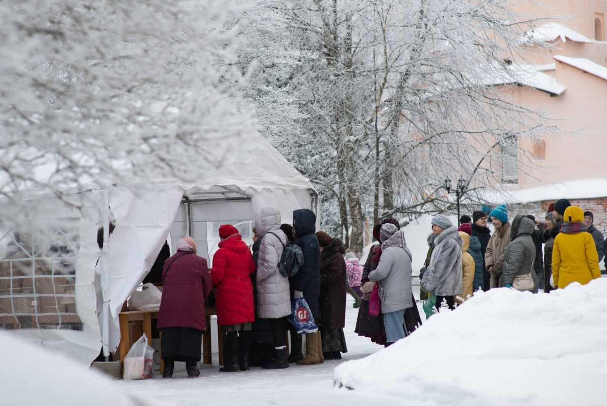 Благотворительные обеды при храме организуют уже несколько лет.