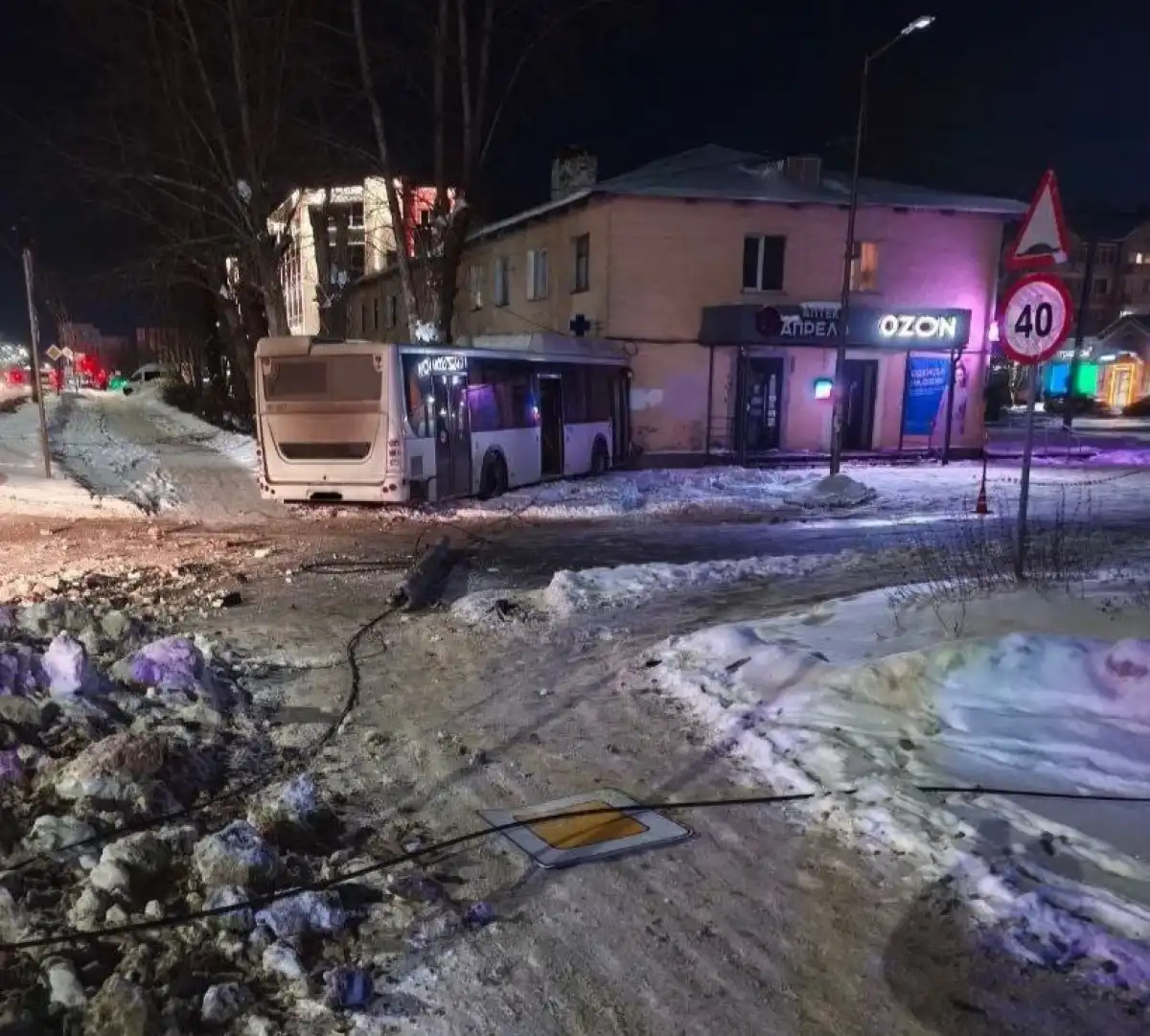 В Великом Новгороде водитель автобуса совершил столкновение с опорой ЛЭП и зданием