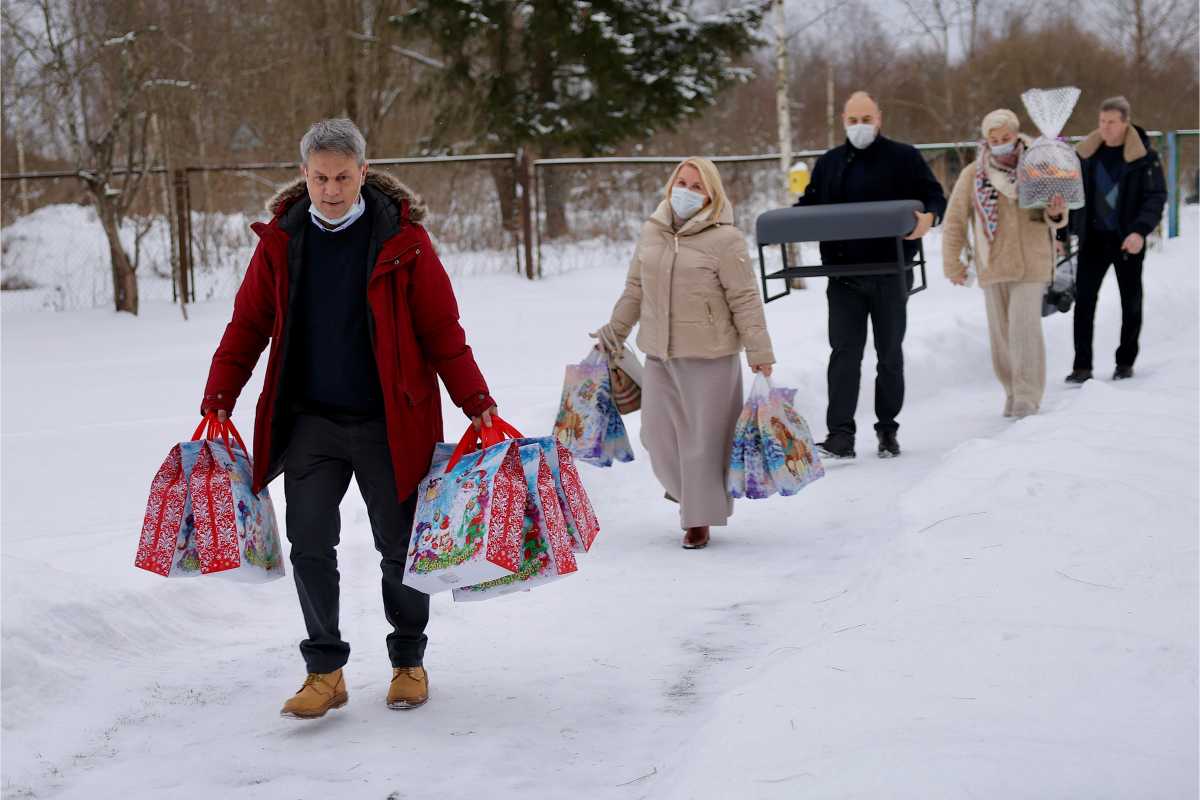 По просьбе руководства приюта депутаты приобрели необходимую мебель, а его воспитанникам передали фрукты и сладкие подарки.