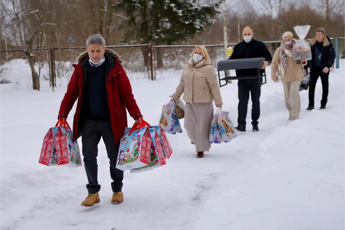 По просьбе руководства приюта депутаты приобрели необходимую мебель, а его воспитанникам передали фрукты и сладкие подарки.