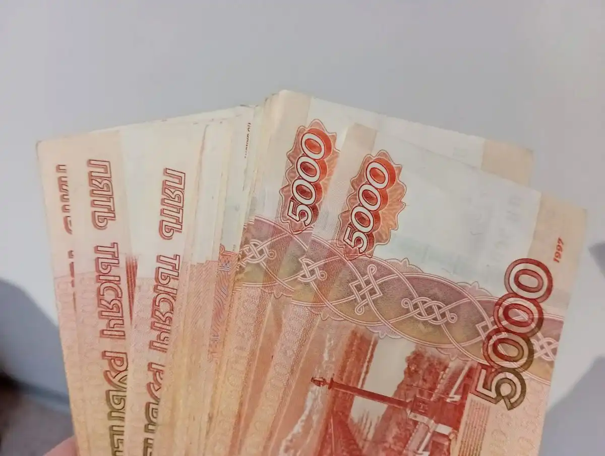 Курьер забрал у пенсионерки 700 тысяч рублей, после чего его задержали сотрудники полиции.