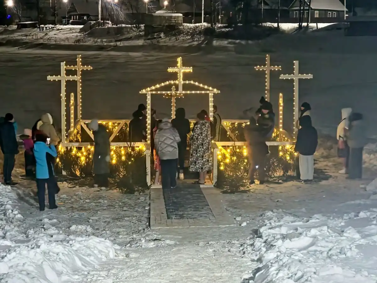 В Пестове места для крещенских купаний сделали с гирляндами.