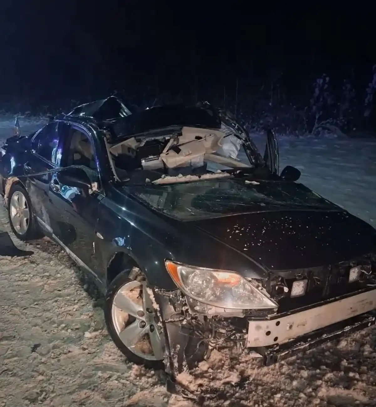 На месте происшествия работают сотрудники Госавтоинспекции, МЧС и следственно-оперативная группа. Причины и обстоятельства автоаварии выясняются.