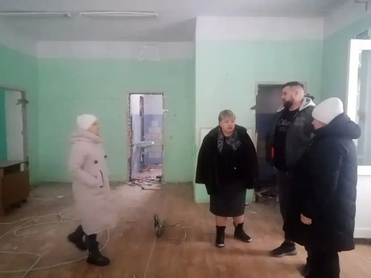 Все воспитанники детского сада на время ремонта переведены в детский сад № 1 посёлка Хвойная.