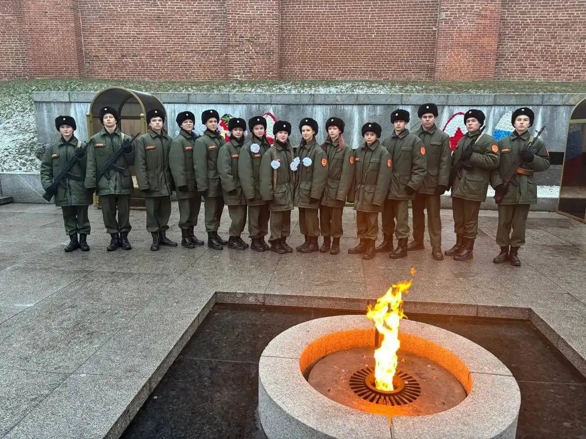 Память о подвиге советских солдат передаётся из поколения в поколение.