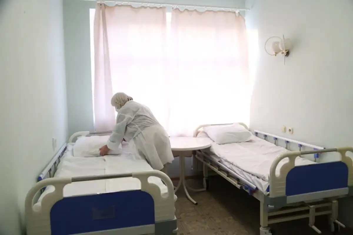 Подушки, одеяла и матрасы после каждого пациента тщательно обрабатывают.