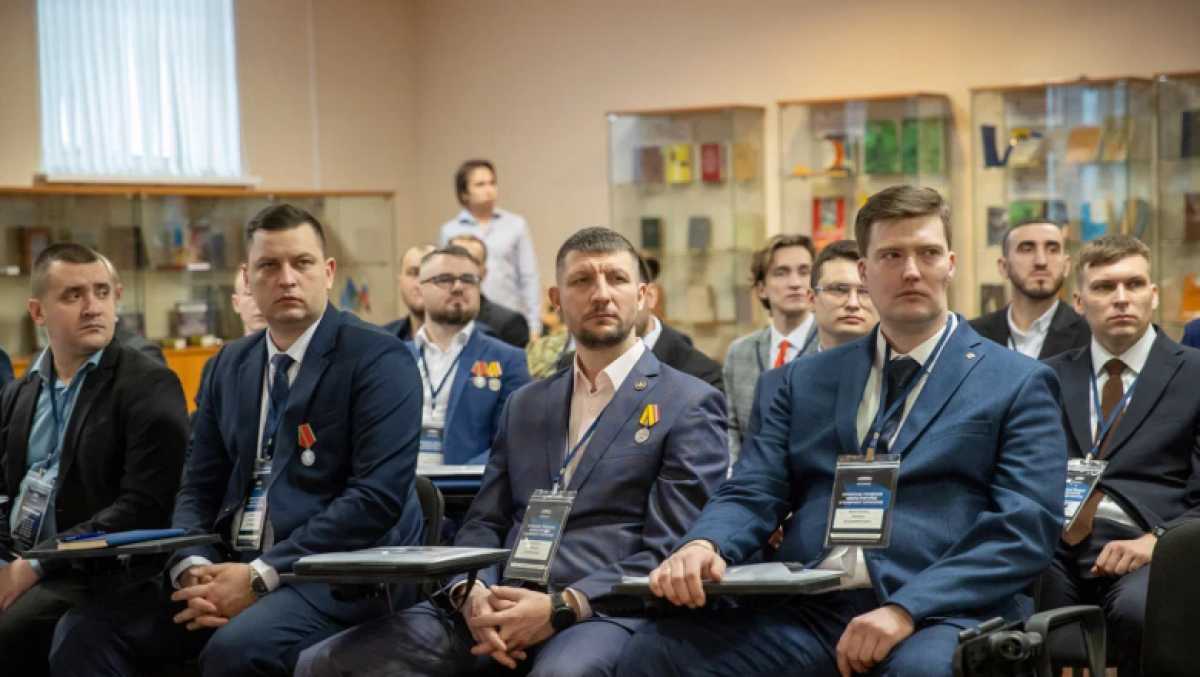 Участником от Новгородской области стал ветеран спецоперации Марк Алексеев.