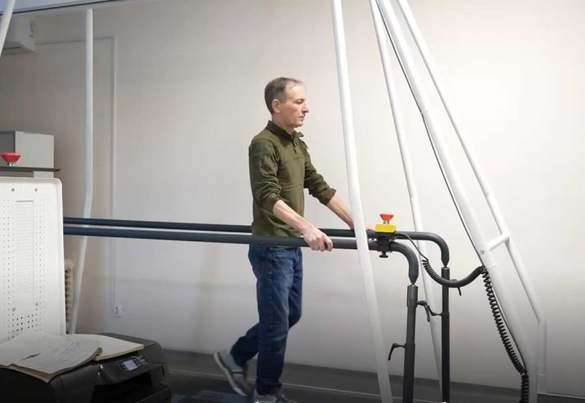 С Александром работает целая команда профессионалов.