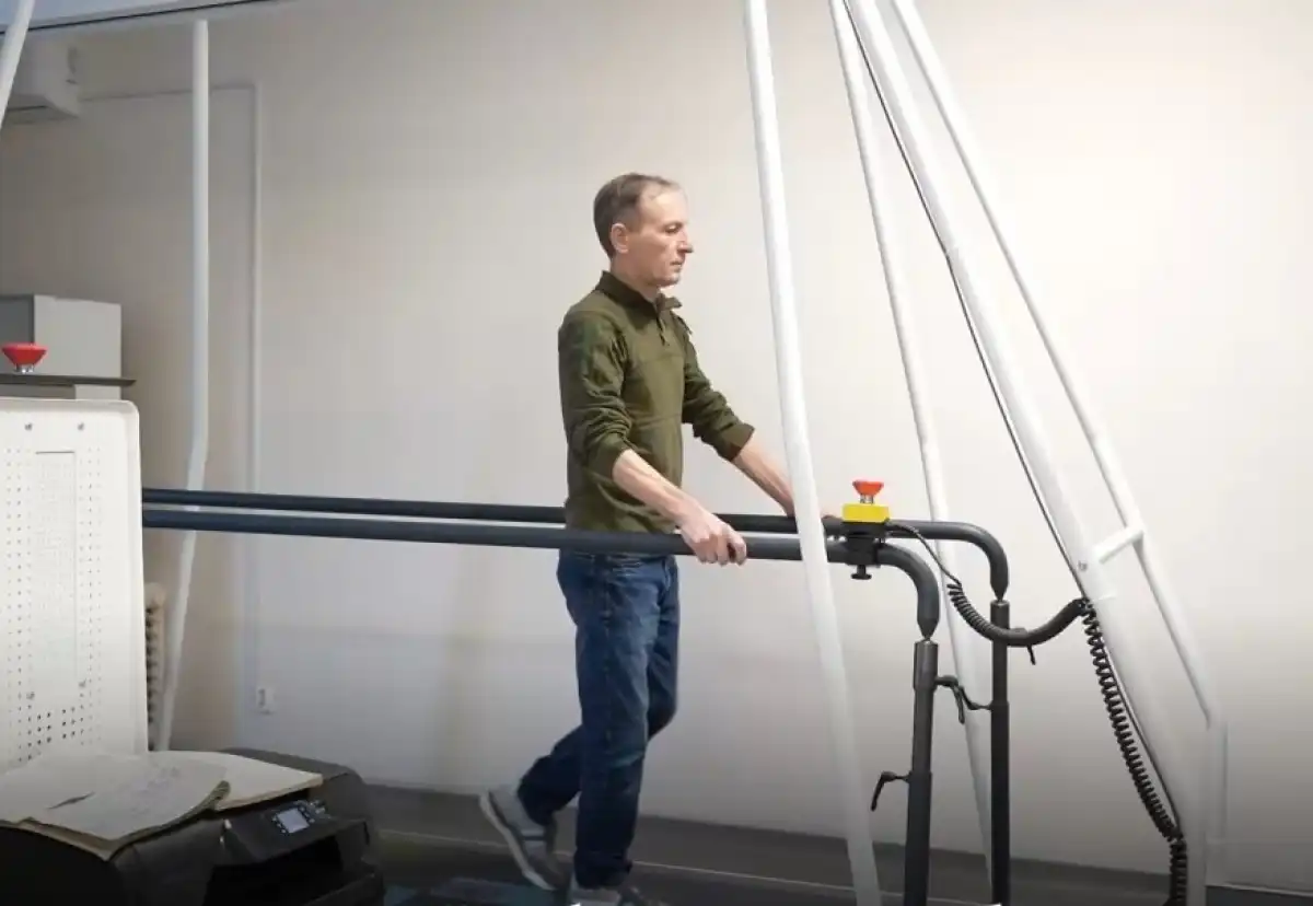 С Александром работает целая команда профессионалов.