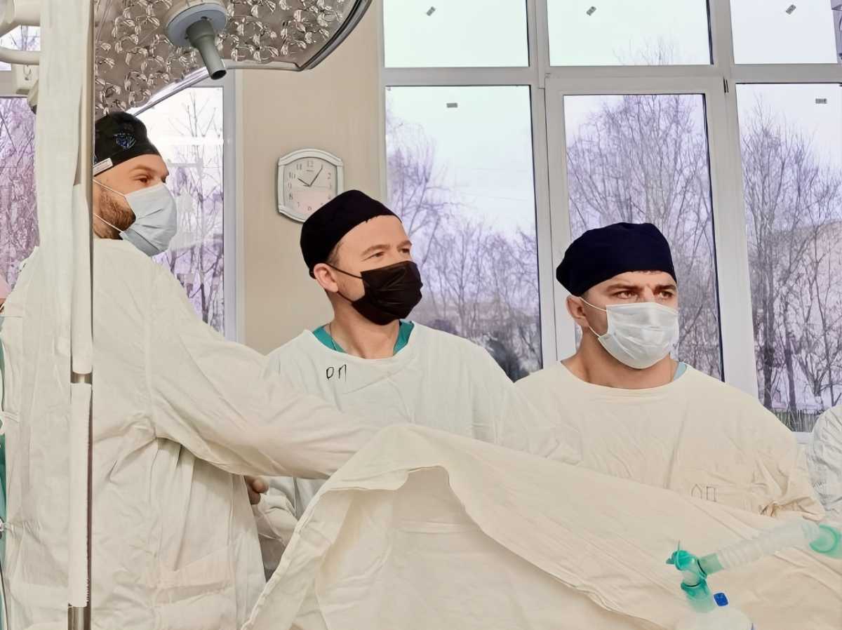 Операцию сделали хирурги Дмитрий Захаров, Сергей Большаков и Юсуп Асельдеров.