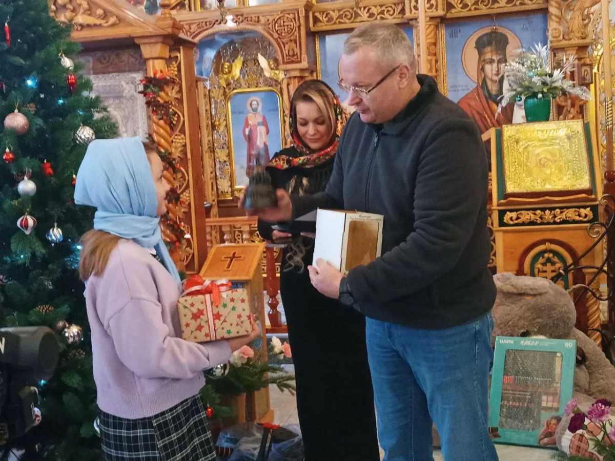 Александр Дронов передал подарок Милане с сотрудниками регионального управления по защите населения.