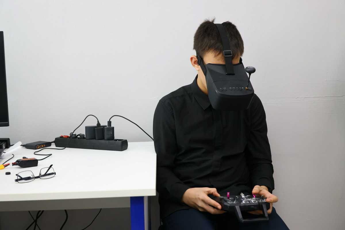 Чтобы освоить азы управления БПЛА, ученики посещают теоретические и практические занятия.