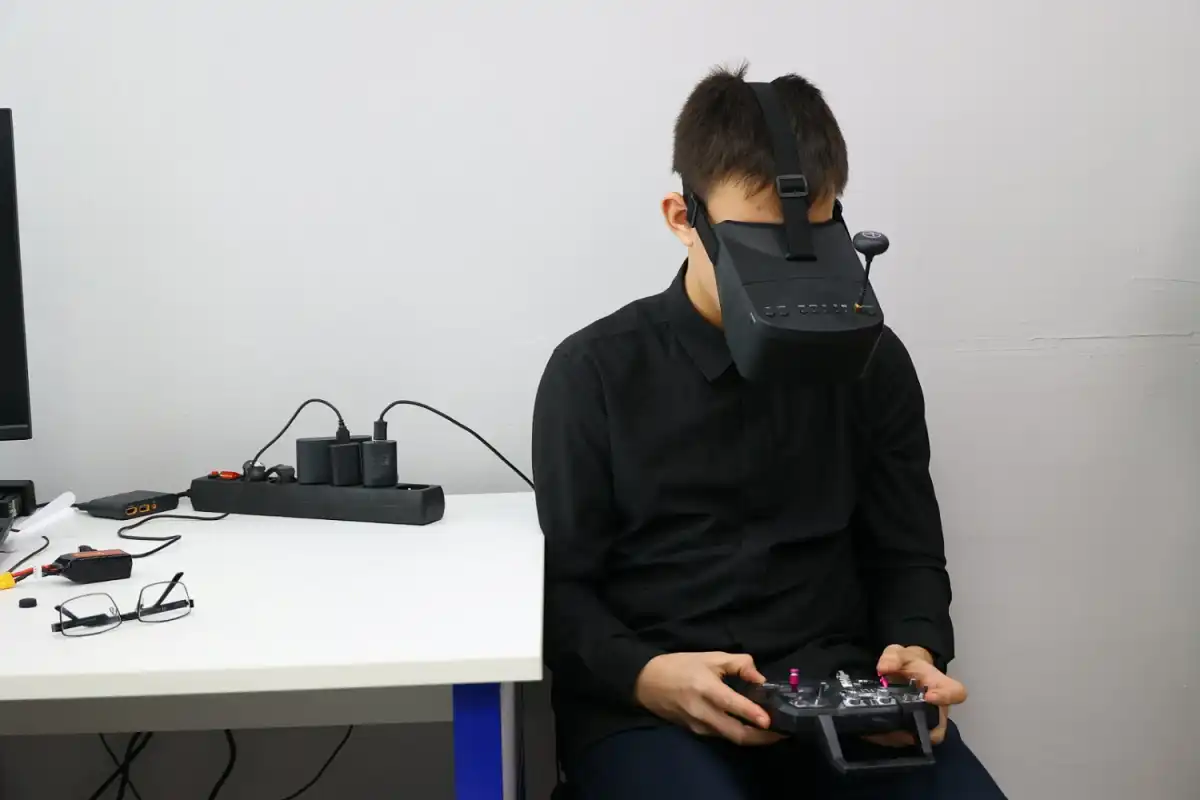 Чтобы освоить азы управления БПЛА, ученики посещают теоретические и практические занятия.