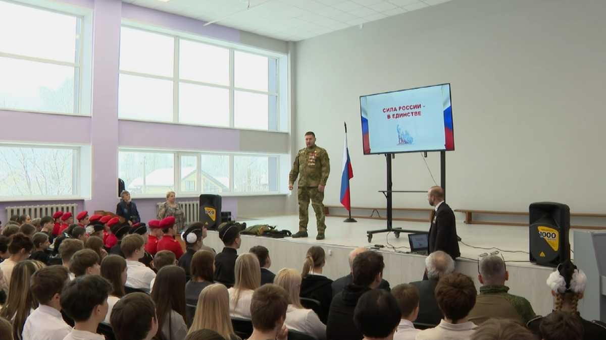 Андрей Павлов провёл уроки мужества в школе № 8 и Боровичском техникуме строительной индустрии.