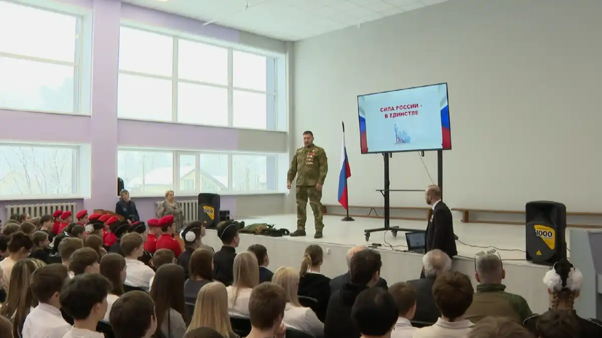 Андрей Павлов провёл уроки мужества в школе № 8 и Боровичском техникуме строительной индустрии.