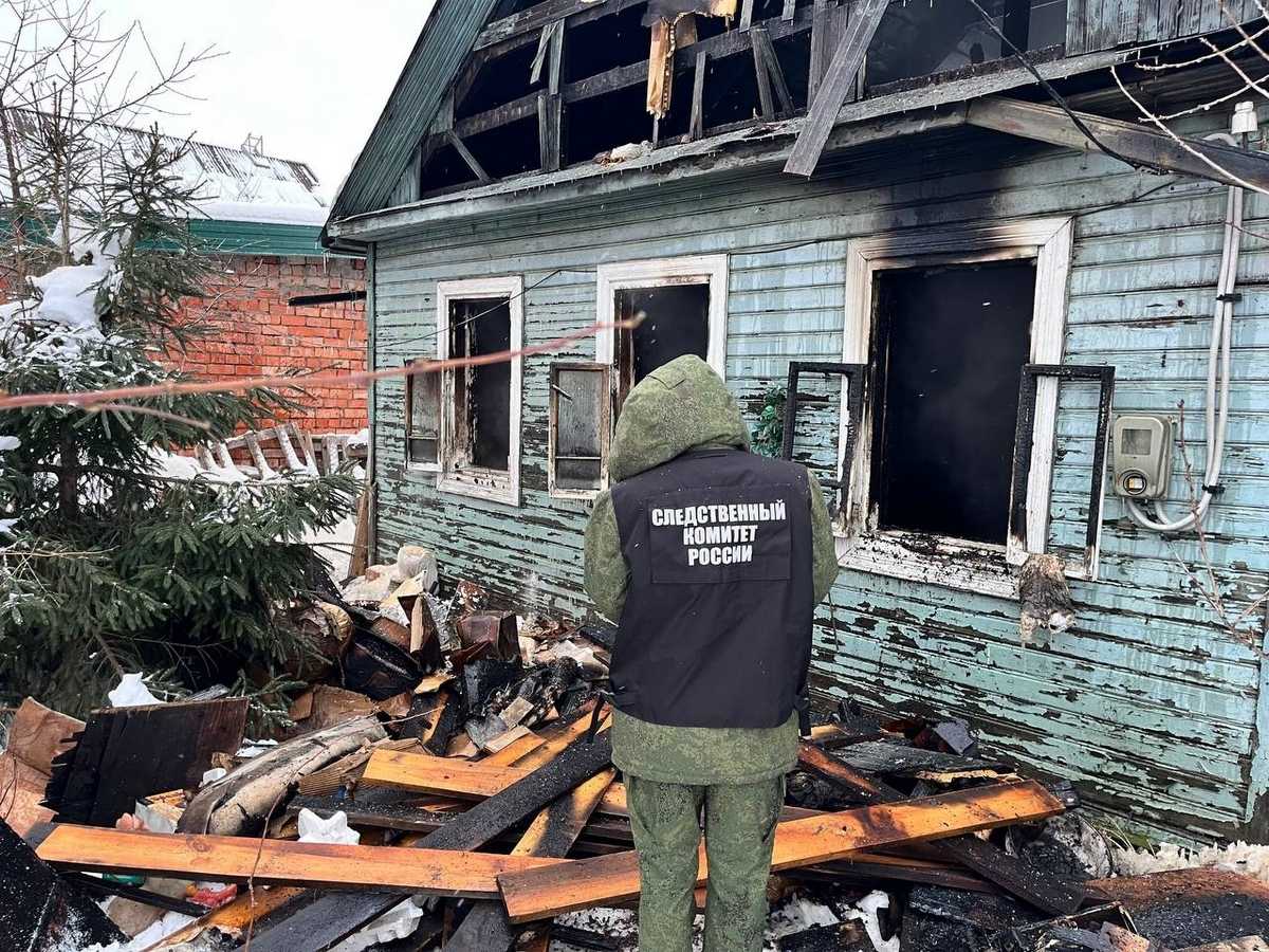 Днём 24 января пожарные потушили деревянный дом на Речном проезде.