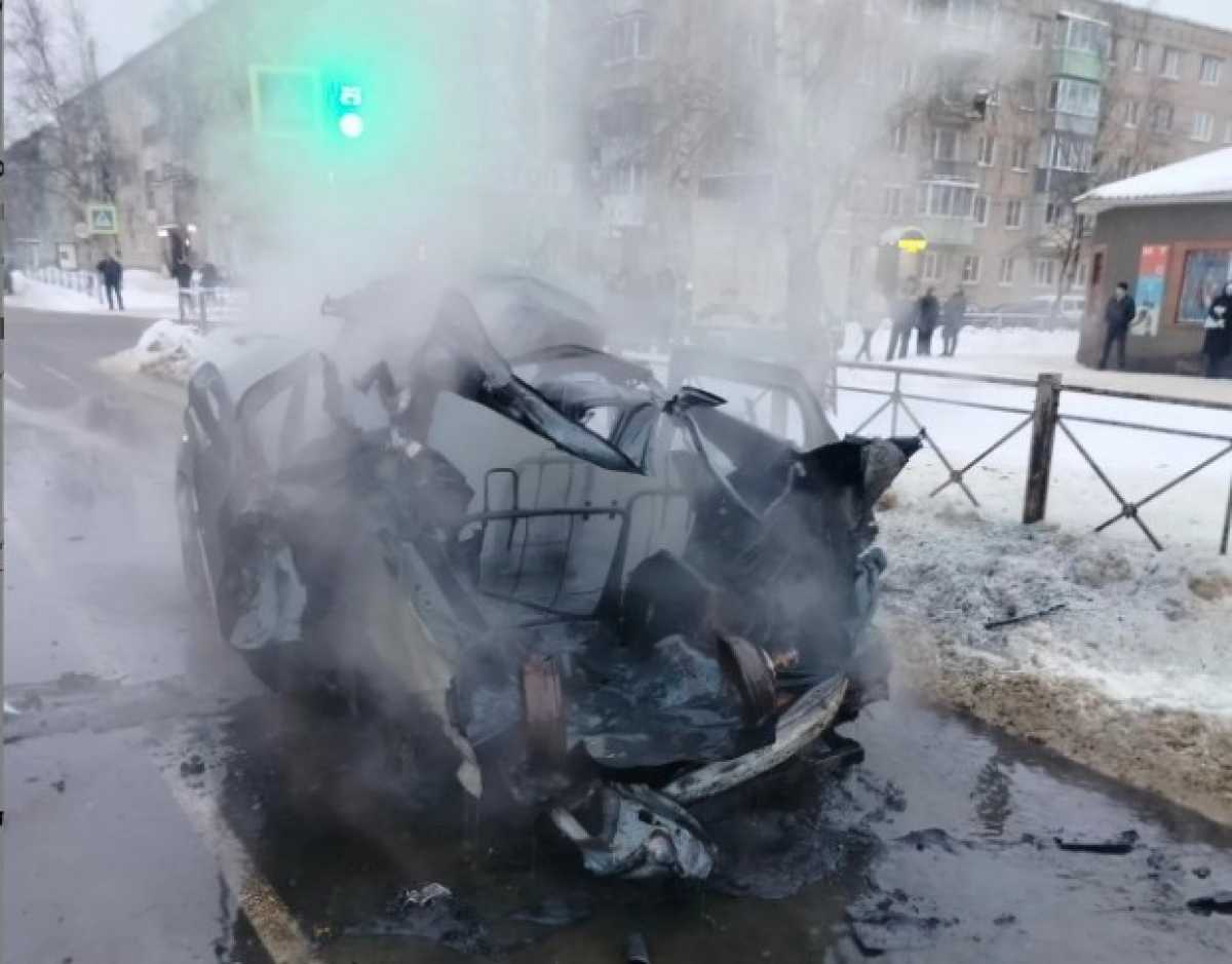 Водитель успел выйти из автомобиля. От медицинской помощи отказался.
