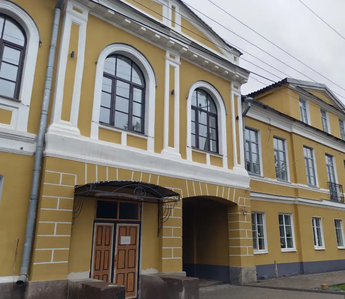 Отреставрированный интернат Духовного училища вошёл в число одних из самых выразительных зданий в Боровичах.
