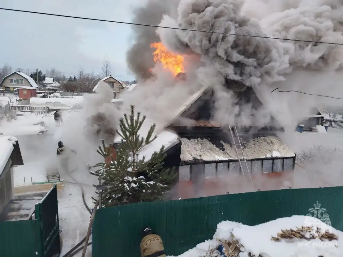 Полностью огонь ликвидировали в 13:38.