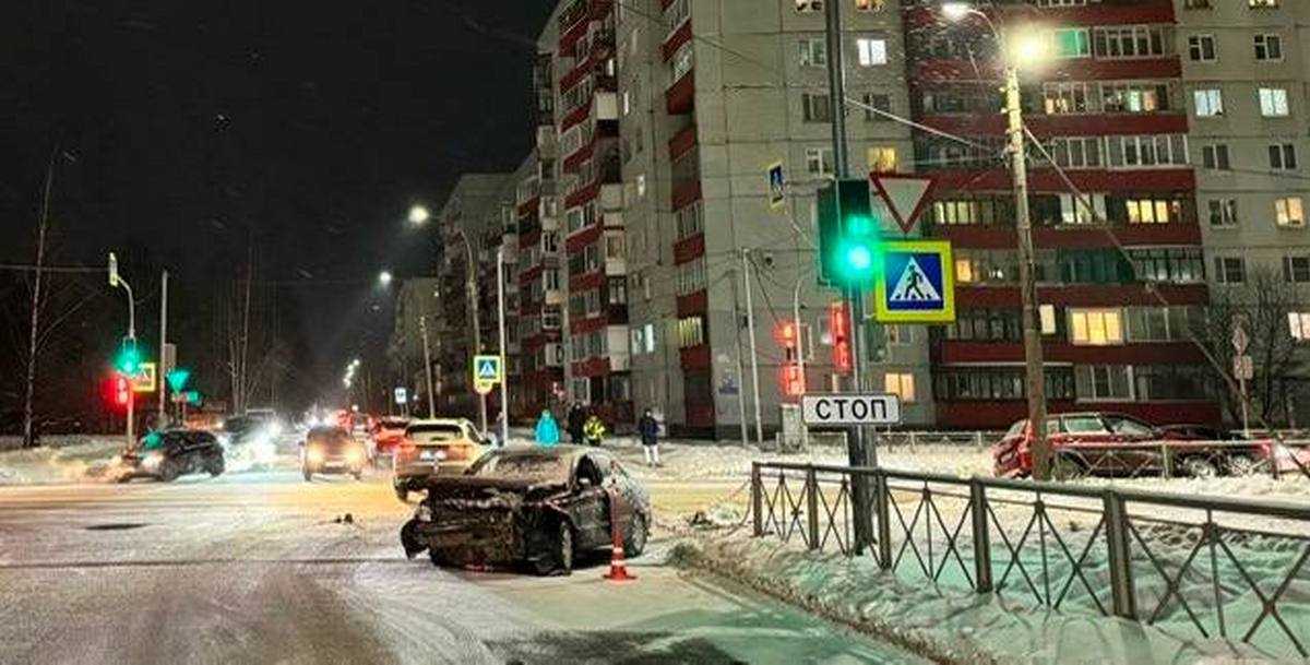 Водитель «Гранты» поехал на перекрёстке на запрещающий сигнал светофора.