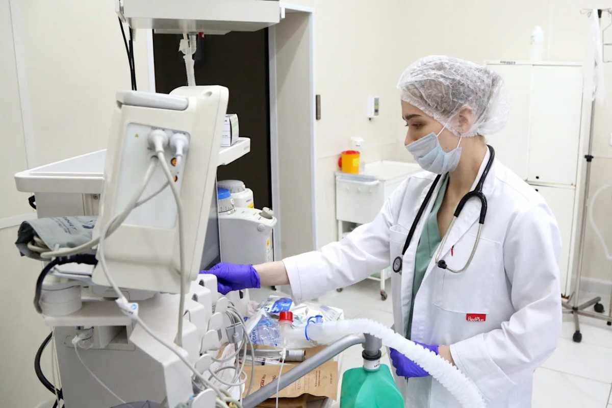 Молодой специалист обеспечивает безопасность пациентов.