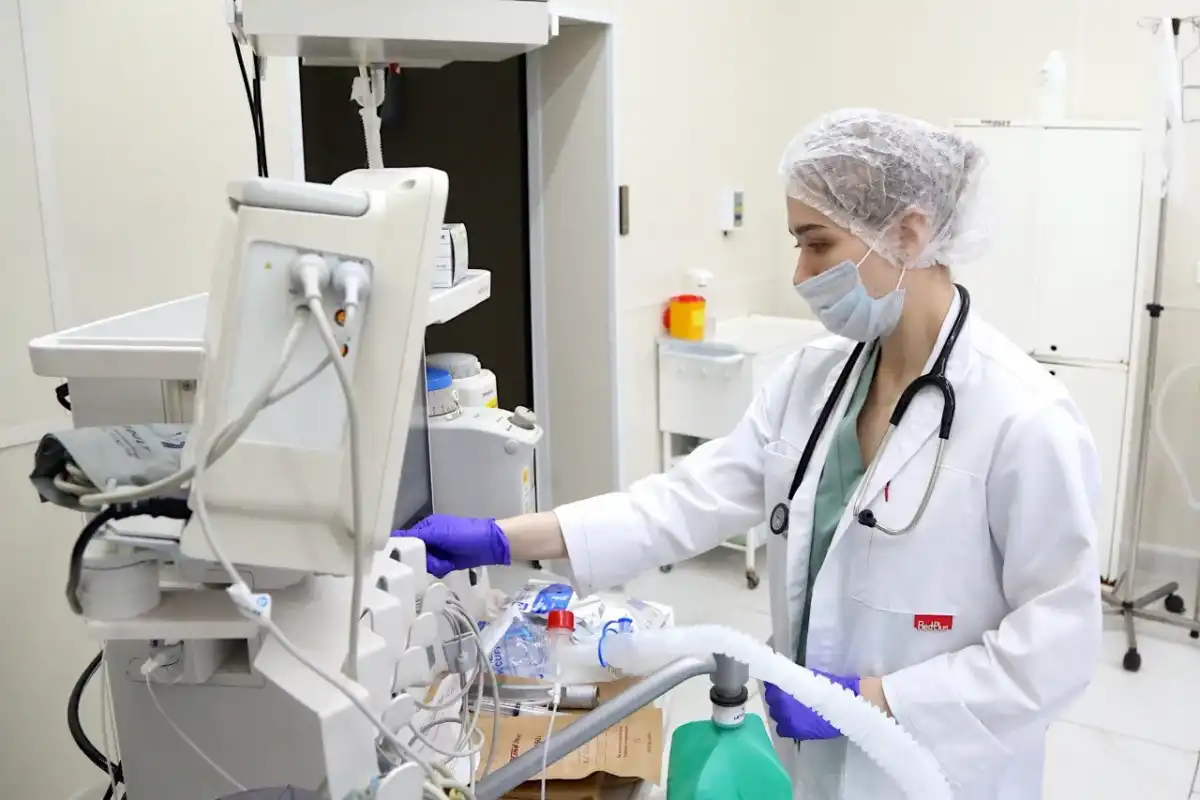 Молодой специалист обеспечивает безопасность пациентов.