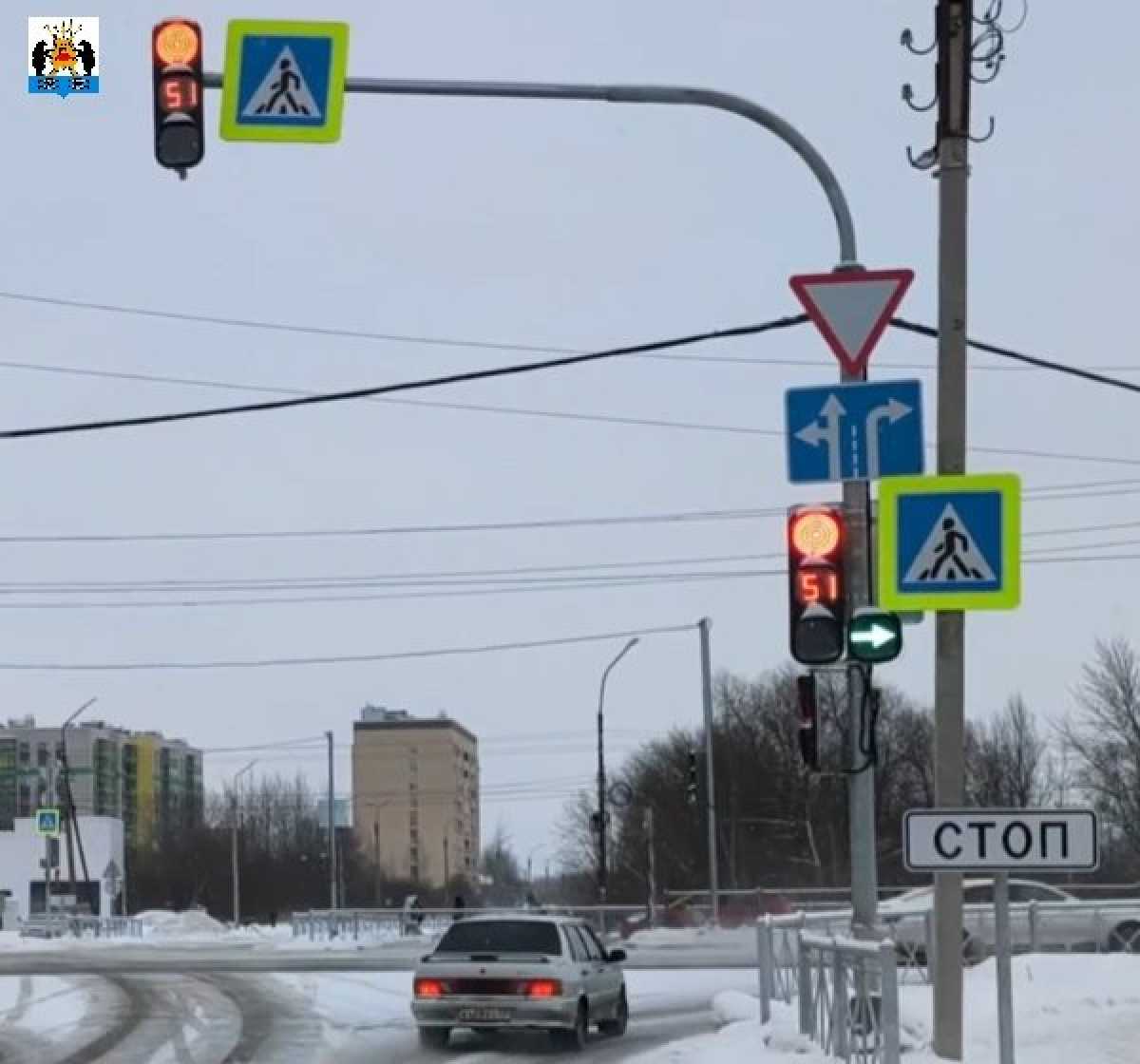 Сотрудники администрации Великого Новгорода ведут мониторинг работы светофора.