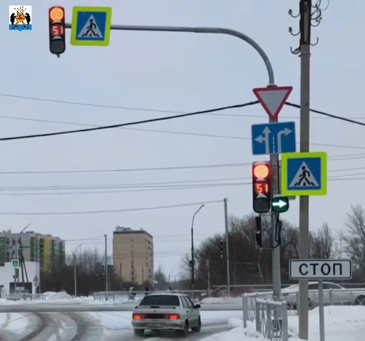 Сотрудники администрации Великого Новгорода ведут мониторинг работы светофора.