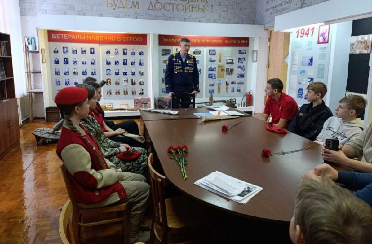 «Классная встреча» завершилась минутой молчания и возложением цветов к памятнику Герою Советского Союза Леониду Голикову.