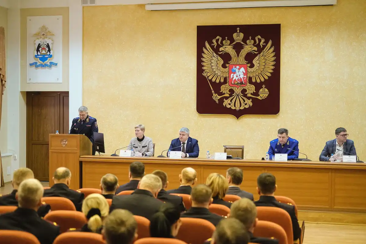 Особо отличившиеся в службе сотрудники органов внутренних дел на заседании коллегии были удостоены наград.