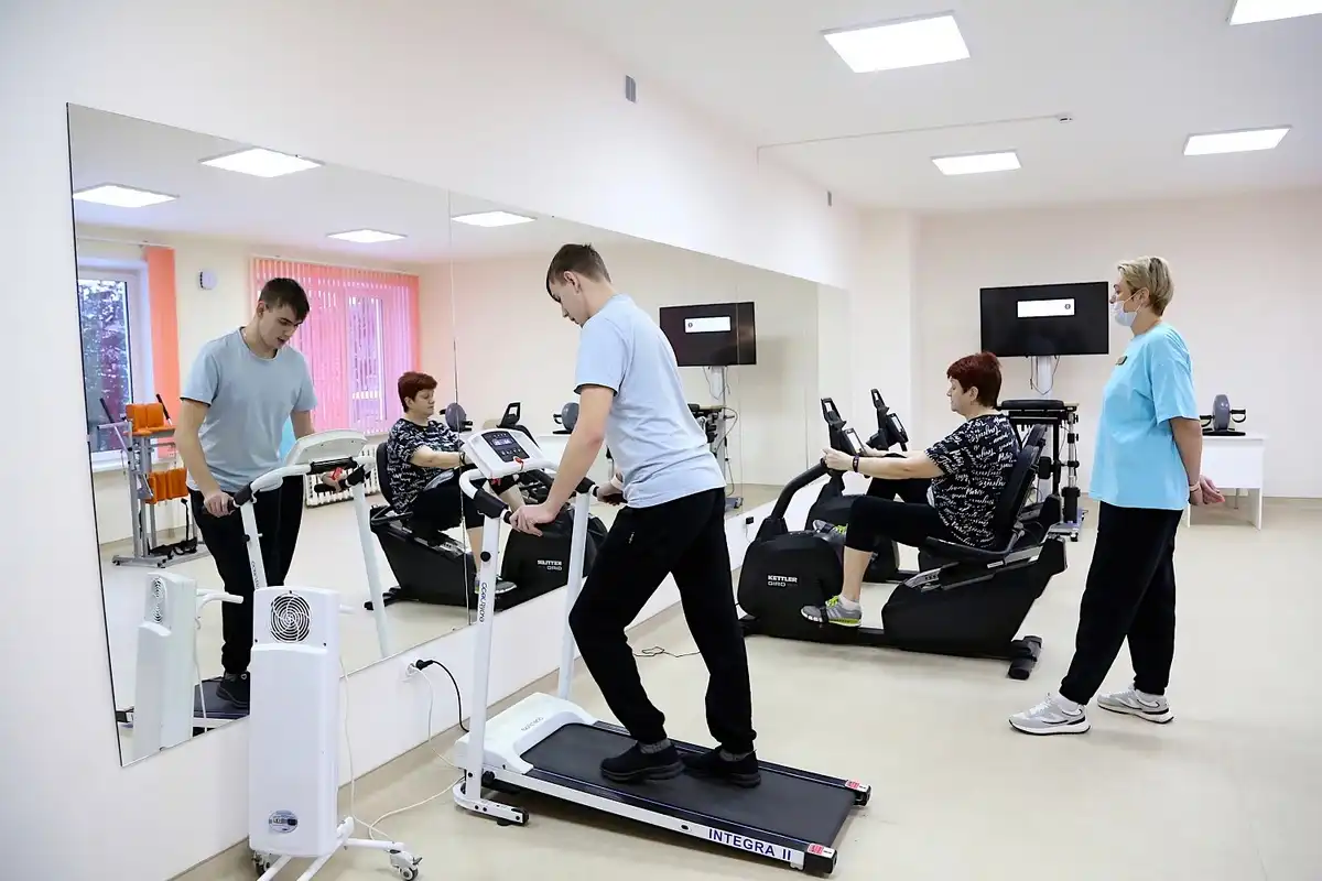 Специалисты центра оценивают состояние пациента и составляют индивидуальный план реабилитации.