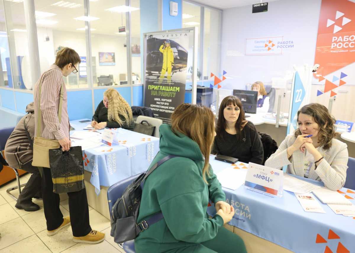 Количество открытых рабочих мест в Новгородской области превышает число безработных почти в 4 раза.