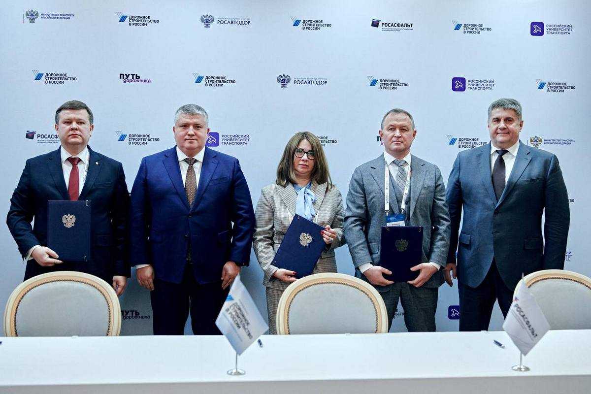 По словам главы региона, новгородских дорожников ждут новые программы повышения квалификации.